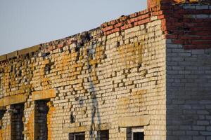 antiguo Soviético ladrillo abandonado edificio. colapso ladrillo construcción. foto