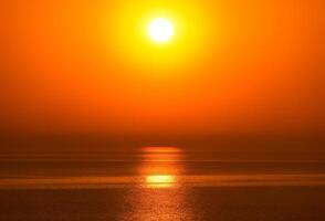 amanecer terminado el mar. mar de azov. amanecer. foto