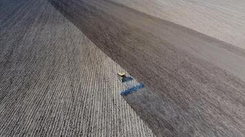 el tractor gradas el suelo en el campo para siembra foto