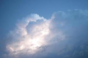 relámpagos en tormenta nubes foto