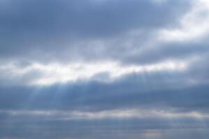 luz de sol filtración mediante el nubes foto