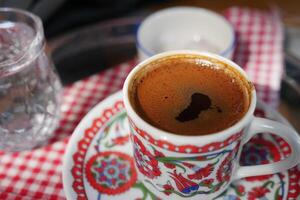 un taza de turco café en mesa foto