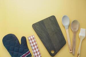 de madera cuchillería tenedor, cuchara y un el cortar tablero en mesa foto