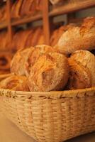 un pan baguettes en un cesta en el horneando tienda foto