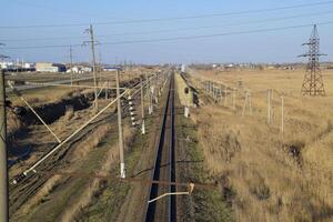 trama ferrocarril. parte superior ver en el rieles Alto voltaje poder líneas para eléctrico trenes foto