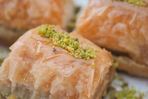 hecho a mano turco postre baklava en mesa foto