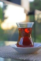 tradicional turco té en blanco mesa . foto