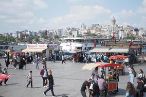 Turquía Estanbul 23 julio 2023. barco pescado restaurante a galata puente eminonu dorado cuerno Estanbul foto