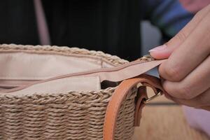 mujer descomprimiendo su bolso cerca arriba foto