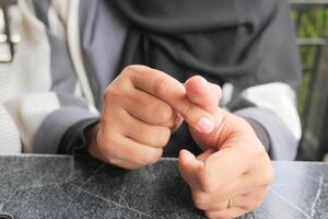 joven mujer manos sufrimiento dolor en pulgar dedo foto