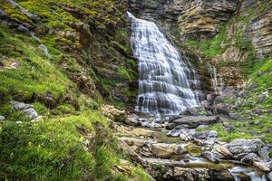 cascada reajuste salarial Delaware caballo cascada debajo monte perdido a Ordesa Valle Aragón huesca Pirineos de España foto