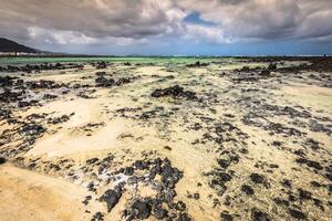 el costa de atlántico Oceano cerca pueblo orzola en lanzarote, canario islas, España foto