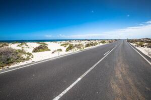 la carretera cerca órzola, lanzarote, canario islas, España. foto