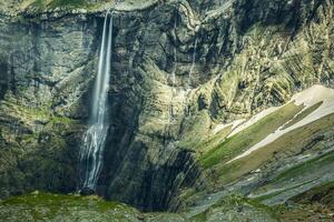 escénico ver de famoso circo Delaware gavarnie con gavarnie otoño en Pirineos nacional parque. foto