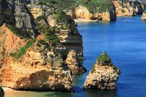 ponta de piedade en lagos, costa de algarve en portugal foto