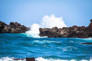 poderoso olas de atlántico Oceano cerca tenerife costa, atención en olas foto
