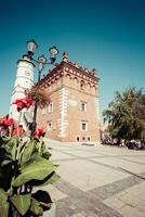 gótico estilo pueblo salón con Renacimiento ático en el antiguo pueblo en Sandomierz, Polonia foto