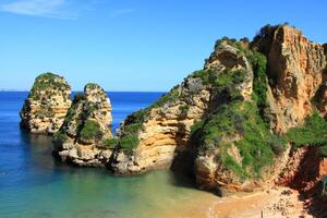 ponta de piedade en lagos, costa de algarve en portugal foto