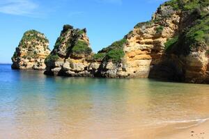 ponta de piedade en lagos, costa de algarve en portugal foto