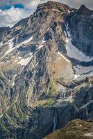 hermosa paisaje de Pirineos montañas con famoso circo Delaware gavarnie en antecedentes. foto