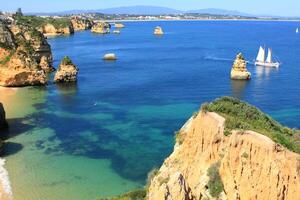 ponta de piedade en lagos, costa de algarve en portugal foto