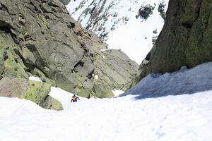 joven mujer caminatas en el glaciar foto