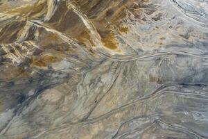 degradado paisaje. destruido tierra. ver desde arriba. surrealista lago.humano impacto en el ambiente. ver desde arriba. foto capturado con zumbido