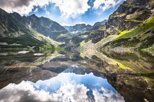 hermosa paisaje de negro estanque gasienicowy en tatra montañas foto