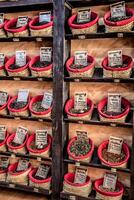 especias, semillas y té vendido en un tradicional mercado en granada, España foto