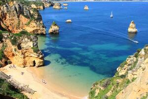 ponta de piedade en lagos, costa de algarve en portugal foto