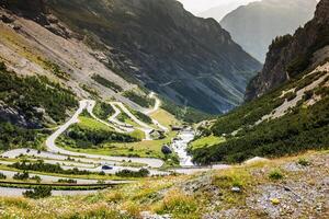 serpentina montaña la carretera en italiano Alpes, stelvio aprobar, passo dello estelvio, stelvio natural parque foto