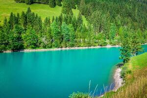 hermosa vista al lago de montaña. Steg, Malbun en Liechtenstein, Europa foto