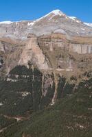 escénico ver de famoso Ordesa valle, notario público Ordesa y monte perdido, España. foto