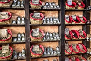 especias, semillas y té vendido en un tradicional mercado en granada, España foto