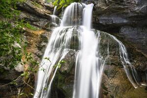 cascada Delaware la cueva cascada en Ordesa Valle Pirineos huesca España arazás río foto