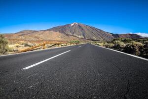 Desierto paisaje de carreteras solitarias en el Parque Nacional Volcán Teide, Tenerife, Islas Canarias, España foto