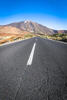 Desierto paisaje de carreteras solitarias en el Parque Nacional Volcán Teide, Tenerife, Islas Canarias, España foto