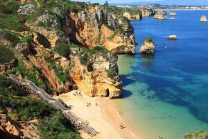 ponta de piedade en lagos, costa de algarve en portugal foto