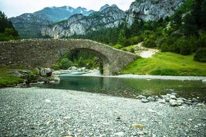 ebro río mediante un Valle en Cantabria, España foto