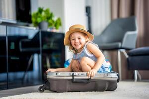 pequeño niña en maleta equipaje equipaje Listo a Vamos para de viaje en vacaciones foto