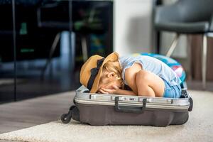 pequeño niña en maleta equipaje equipaje Listo a Vamos para de viaje en vacaciones foto