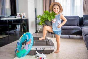 pequeño niña con maleta equipaje equipaje Listo a Vamos para de viaje en vacaciones foto