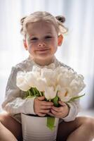 pequeño niña sentado por ventana con tulipán flores ramo. contento niño, adentro. de la madre día, San Valentín día o cumpleaños concepto. foto