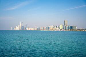 panorama ver de abu dhabi horizonte con agua, eau alto calidad foto