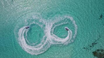 Jet sci rendere cerchi su il acqua nel il Maldive video