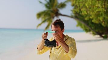 fuco pilota mette su occhiali per volo su fpv nel Maldive video