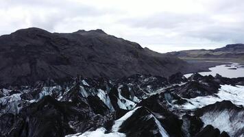 berg glaciär i island. smältande is. video