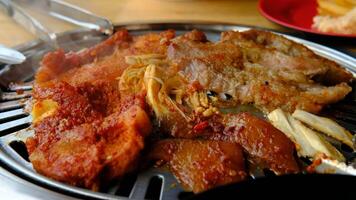 A la parrilla carne marinado en coreano salsa en un parrilla en un restaurante video
