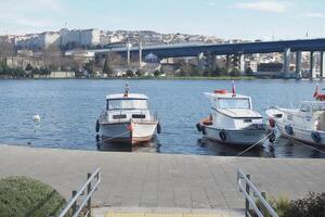 barco muelle en río en Estanbul foto