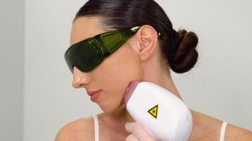 joven mujer recepción láser pelo eliminación depilación en cara en salón video
